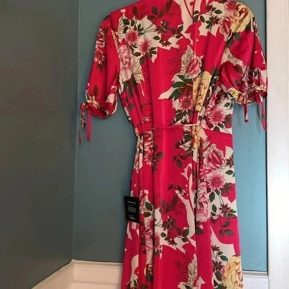 Lulus NWT pink short sleeve wrap dress- floral pattern - size medium - Picture 9 of 9